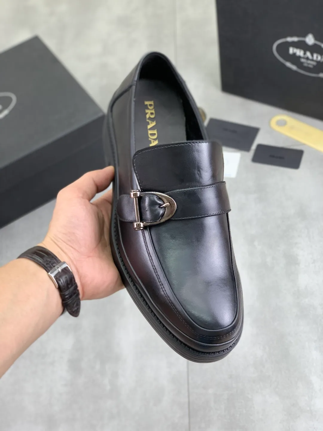 Men's shoes 💰P540 New PRADA Prada spring new casual leather shoes Original purchase, development and production Prada Men's Classic Series Technological breathable fabrics with cowhide Casual sports shoes Casual sports dad shoes combine high-tech breathable materials and cowhide, with exclusive button decoration on the sides. The outsole is full of P italic design and bright colors to show vitality and continue the brand design inspiration. Stroll around the city lightly and feel free and comfortable. Delivered in exquisite packaging 🛍📦 ▪️Material: original customized calfskin with breathable material ▪️Inner lining: cowhide lining ➕cowhide feet ▪️Outsole: open-molded TPU rubber material ▪️Sole thickness: 3.5CM ▪️Size: Men's 38-44 (45 can be customized) Multiple colors available